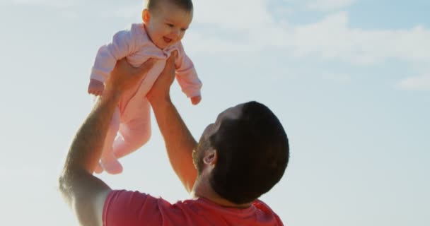 Bakifrån Mitten Vuxen Kaukasiska Far Innehav Baby Luften Stranden Solig — Stockvideo