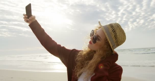 Vista Lateral Joven Hermosa Mujer Caucásica Haciendo Clic Selfie Con — Vídeos de Stock