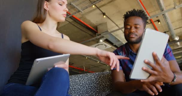 Framifrån Unga Coola Blandad Ras Business Team Planering Och Sitter — Stockvideo