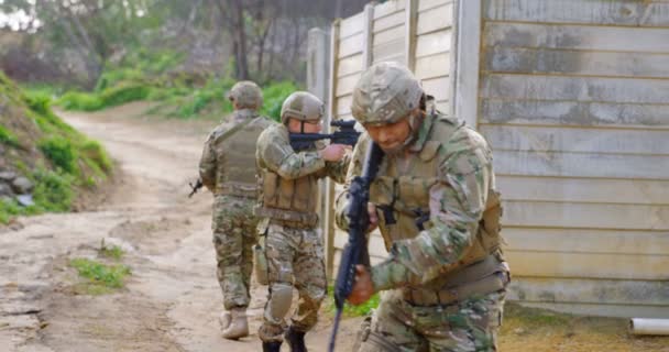 Vista Frontal Soldados Militares Caucásicos Con Fusiles Entrenando Campo Durante — Vídeos de Stock