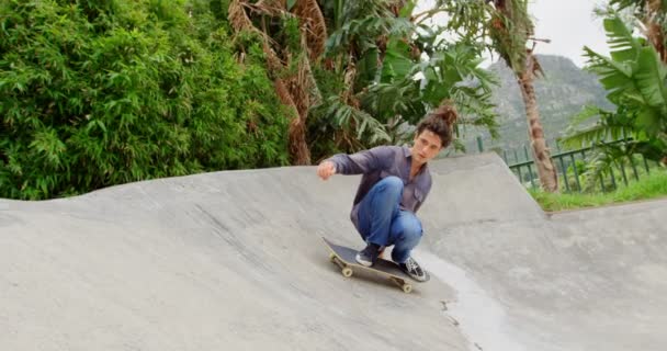 Vista Frontal Del Joven Hombre Caucásico Practicando Skate Truco Rampa — Vídeo de stock