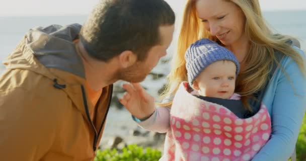 Mitte Erwachsene Kaukasische Eltern Küssen Baby Strand Einem Sonnigen Tag — Stockvideo