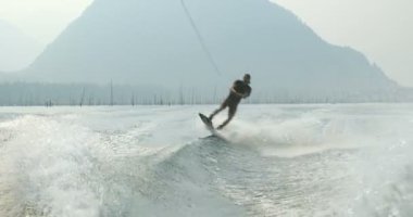 Önden Görünümü üzerinde şehir nehre wakeboard yapan beyaz delikanlı. Wakeboard ip 4 k tutan binici