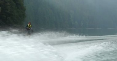 Önden Görünümü üzerinde şehir nehre wakeboard yapan beyaz delikanlı. Wakeboard ip 4 k tutan binici