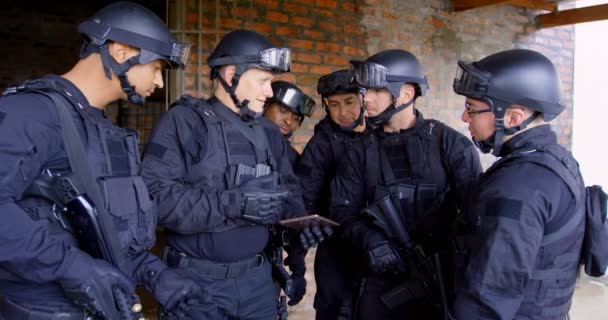 Vista Lateral Soldados Militares Mestiços Com Espingardas Planejando Discutindo Seu — Vídeo de Stock