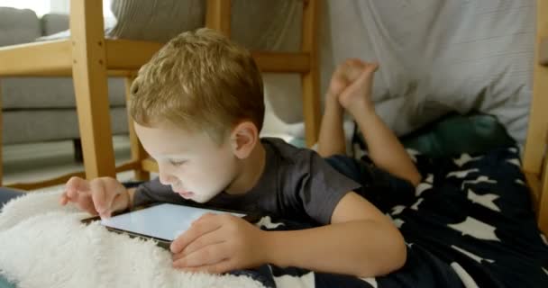 Vista Frontal Menino Bonito Caucasiano Usando Tablet Digital Uma Casa — Vídeo de Stock