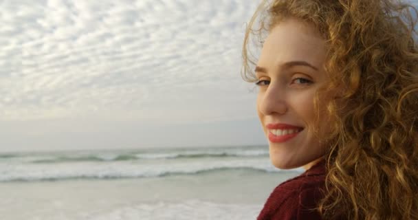 Primer Plano Joven Hermosa Mujer Caucásica Sonriendo Mirando Cámara Playa — Vídeo de stock