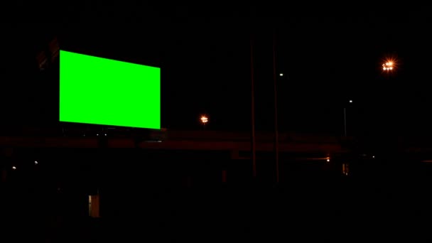 Leere Plakatwand Mit Grünem Bildschirm Der Nacht Ampel Und Straßenlaterne — Stockvideo