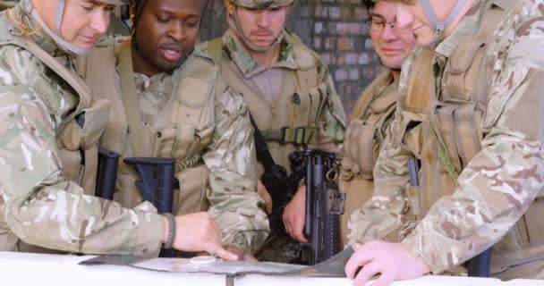 Vista Frontal Soldados Militares Raza Mixta Con Planificación Armas Durante — Vídeo de stock