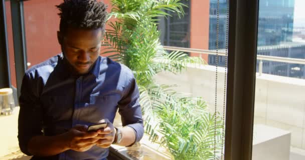 Frontansicht Eines Jungen Schwarzen Geschäftsmannes Der Sein Mobiltelefon Einem Modernen — Stockvideo