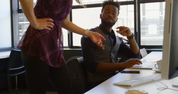 Planlama Modern Bir Ofis Masasında Çalışan Genç Güzel Karışık Irk — Stok video