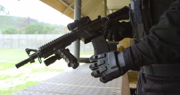 Parte Média Jovem Soldado Militar Carregando Revista Rifle Durante Treinamento — Vídeo de Stock