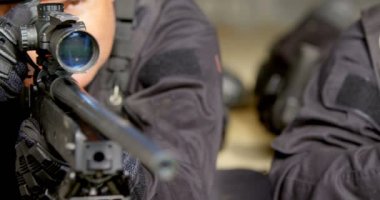 Beyaz askeri askerlerin askeri üssünde eğitim sırasında tüfek ateş yakın çekim. Onlar yerde yatan ve riflescope 4 k ile seyir