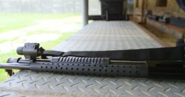 Tüfek askeri eğitim sırasında genç askeri askerin orta bölümü. Askeri asker için hazırlanıyor 4 k eğitim