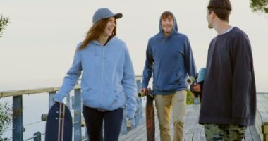 Genç beyaz kaykay Kaykay gözlem noktası ile yürüme önden görünümü. Mutlu kaykaycılar 4 k birbirleri ile etkileşim