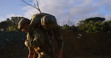 Askeri asker askeri eğitim sırasında eğitim yan görünüm. Asker 4 k omuzlarında taşıyan askeri asker yaralı