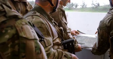 Karma yarış sırasında askeri eğitim planlamasına tüfek askeri askerlerle yan görünüm. Harita üzerinde 4 k görüşüyorlar