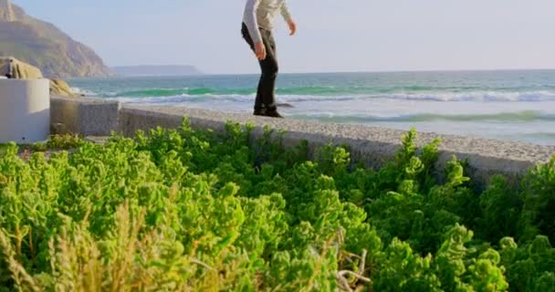 Zijaanzicht Van Jonge Kaukasische Man Beoefenen Skateboard Truc Stoep Strand — Stockvideo