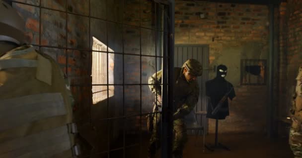 Karışık Irk Askeri Asker Kurtarma Operasyonu Sırasında Eğitim Askeri Üssünde — Stok video