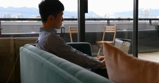 Sidovy Ung Asiatisk Affärsman Arbetar Laptop Moderna Kontor Asiatiska Affärsman — Stockvideo