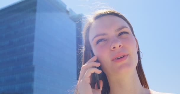 Низкий Угол Обзора Молодой Кавказской Предпринимательницы Разговаривающей Мобильному Телефону Офисном — стоковое видео