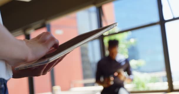 Primer Plano Joven Empresaria Que Trabaja Tableta Digital Una Oficina — Vídeo de stock