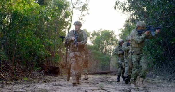 Pandangan Depan Tentara Militer Berlatih Selama Pelatihan Militer Tentara Militer — Stok Video