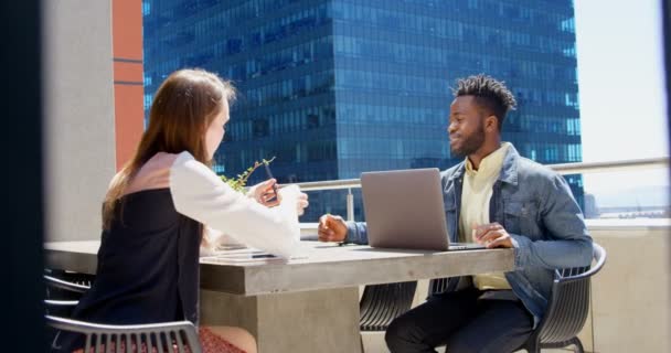 Planlama Office Balkon Masada Oturan Genç Karışık Irk Takım Yan — Stok video