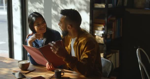 Vooraanzicht Van Jonge Aziatische Paar Bespreken Menukaart Cafe Jonge Aziatische — Stockvideo