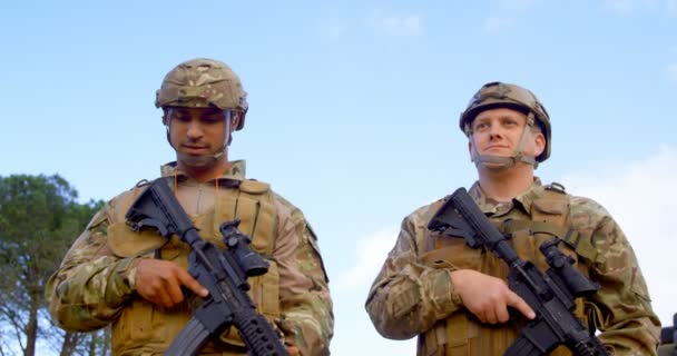 Vista Angolo Basso Soldati Militari Caucasici Addestramento Fucile Nei Campi — Video Stock