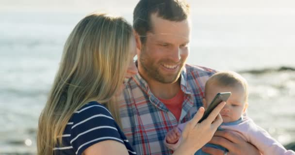 Vista Frontale Della Felice Famiglia Caucasica Utilizzando Telefono Cellulare Spiaggia — Video Stock