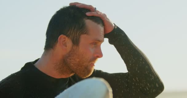 Zijaanzicht Van Halverwege Volwassene Kaukasische Mannelijke Surfer Met Surfplank Staan — Stockvideo