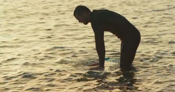 Vista Lateral Surfista Caucasiano Médio Adulto Empurrando Prancha Surf Água — Vídeo de Stock