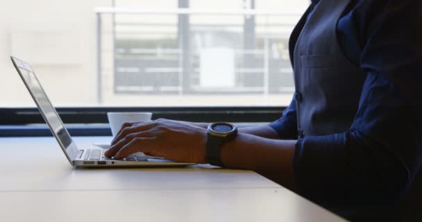 Seção Intermediária Jovem Empresário Verificando Seu Smartwatch Enquanto Trabalhava Laptop — Vídeo de Stock