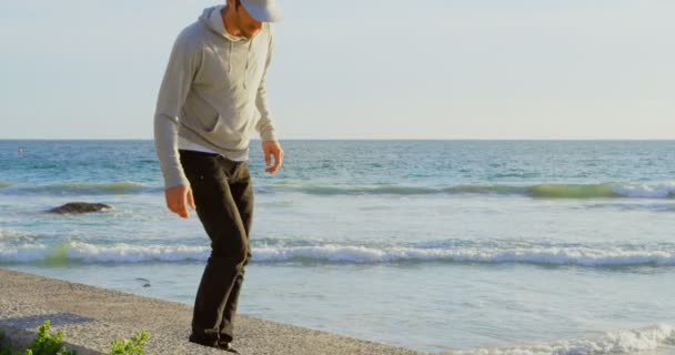 Vista Lateral Jovem Caucasiano Praticando Skate Truque Pavimento Praia Homem — Vídeo de Stock
