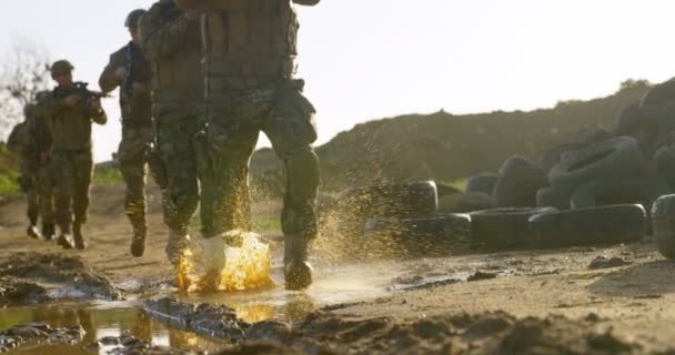 Soldados Militares Entrenando Durante Entrenamiento Militar Soldados Militares Corriendo Durante — Vídeos de Stock