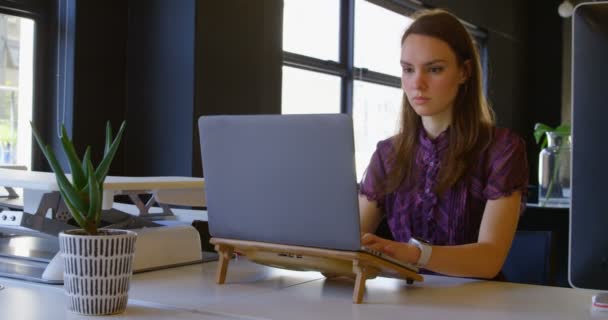 Vista Frontal Jovem Mulher Negócios Caucasiana Trabalhando Laptop Mesa Escritório — Vídeo de Stock