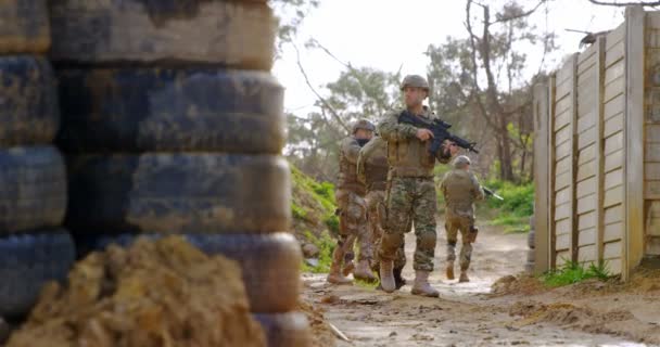 Vista Frontal Soldados Militares Caucásicos Caminando Con Rifles Durante Entrenamiento — Vídeos de Stock