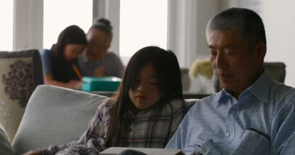 Vooraanzicht Van Leuke Aziatische Kleindochter Oude Senior Grootvader Digitale Tablet — Stockvideo