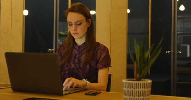 Vista Frontal Joven Mujer Negocios Caucásica Comprobando Reloj Inteligente Mientras — Vídeo de stock