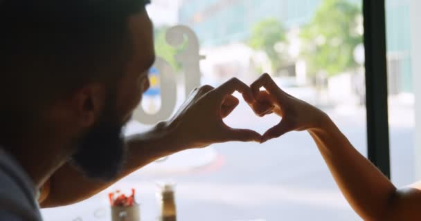 Boční Pohled Mladé Asijské Pár Frming Tvaru Srdce Rukama Kavárně — Stock video