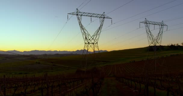 夜明けの電気パイロンのフィールドでの経過時間 の美しく 穏やかな空 — ストック動画