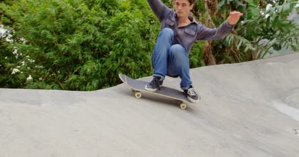 Vista Frontal Jovem Caucasiano Praticando Skate Truque Rampa Parque Skate — Vídeo de Stock