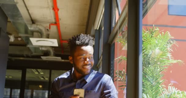 Вид Спереди Счастливого Молодого Чернокожего Бизнесмена Смотрящего Окно Помощи Мобильного — стоковое видео