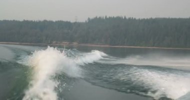 Önden Görünümü üzerinde şehir nehre wakeboard yapan beyaz delikanlı. Wakeboard ip 4 k tutan binici