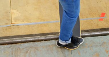 Genç adam Kaykay kaykay saraydaki rampa üzerinde kaykay hile yaparak düşük bölümü. 4 k gün ışığında pateni adam