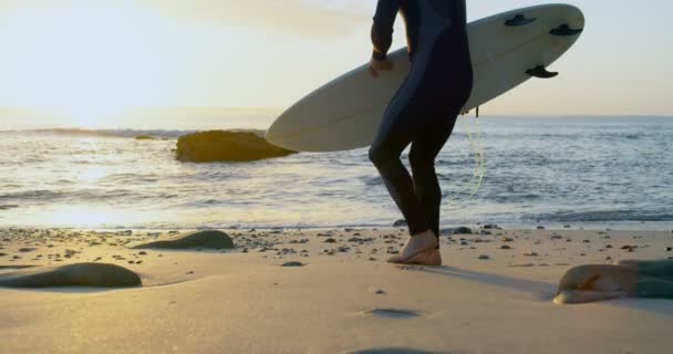 Vista Lateral Surfista Masculino Caucásico Adulto Medio Colocando Tabla Surf — Vídeo de stock