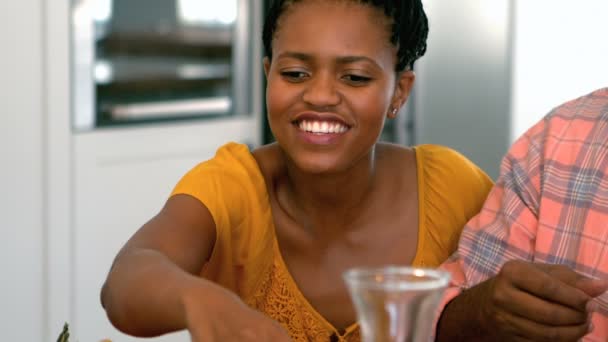 Vista Frontal Mulher Negra Que Serve Comida Mesa Jantar Uma — Vídeo de Stock