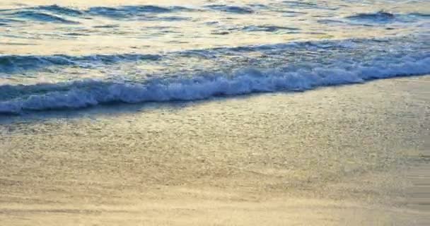 美丽的海浪伸向海滩上的岸边 黄昏时的海浪4K — 图库视频影像