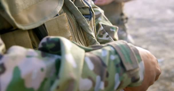 軍の兵士が訓練中にライフルの雑誌を保持の中間セクション 軍事兵士 のクローズ アップ — ストック動画